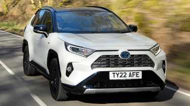 Toyota RAV4 спереди